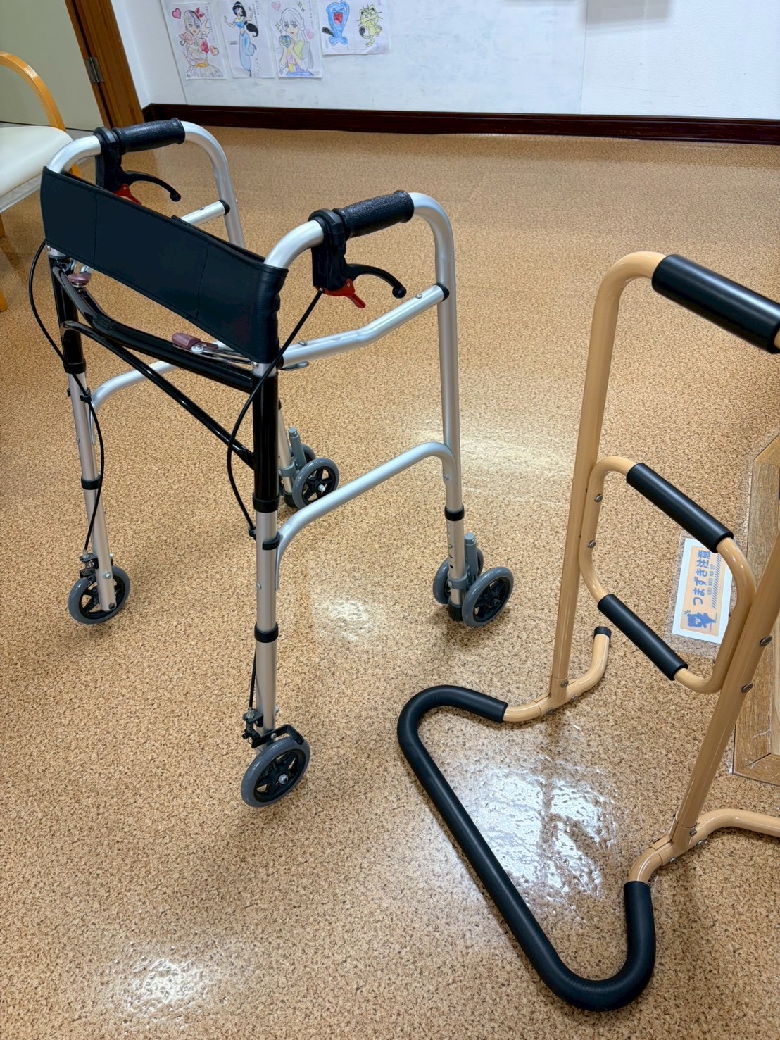 院内に用意された歩行器と手すり